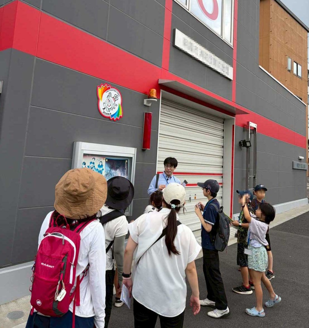 子どもたちが地域を歩きながら、危険箇所や注意が必要な場所について確認している様子