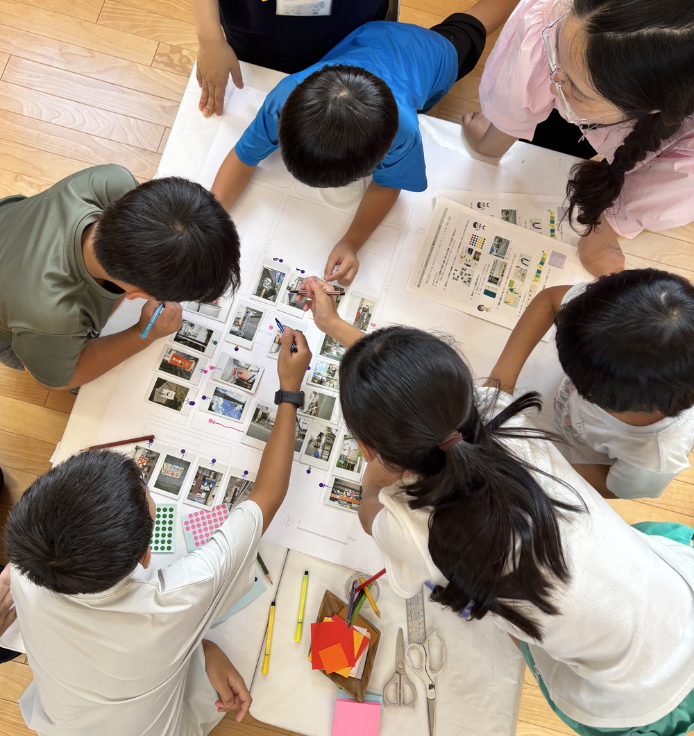 まち歩きで得た気づきを地図上に整理し、安全安心マップを作成する子どもたち