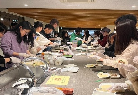 学生たちが餃子を作っている様子