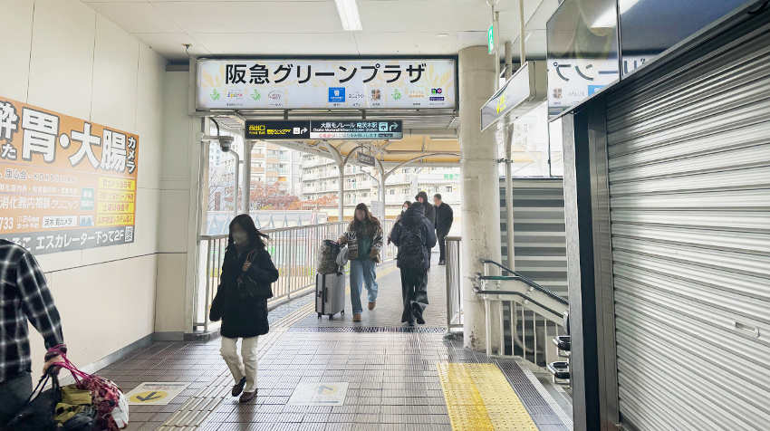 突き当りの看板までまっすぐ進む