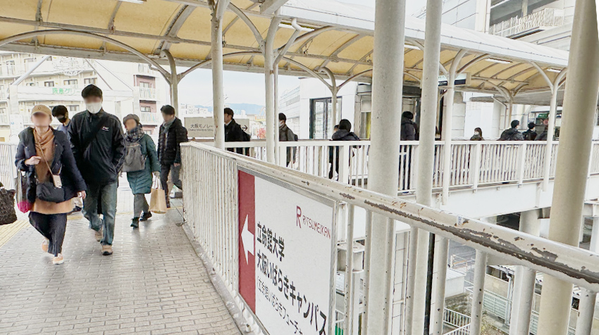 突き当りの看板までまっすぐ進む