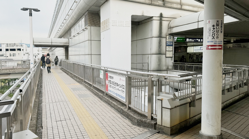 看板に従い左に進み、階段を降りて地上へ