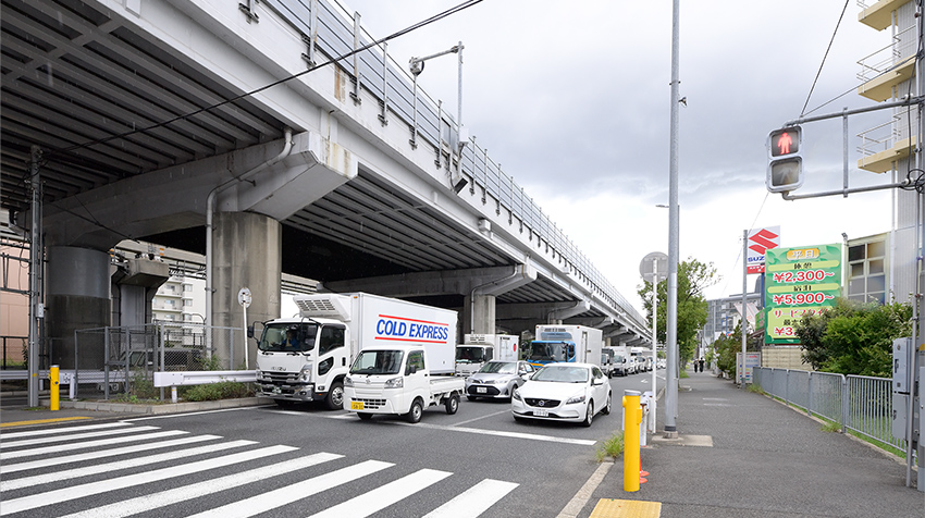 横断歩道を渡り、左へ進む