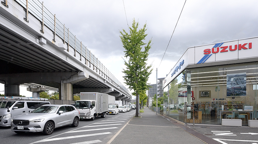 歩行者専用通路をまっすぐ進む