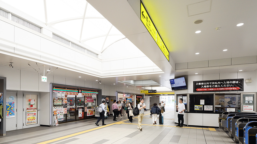 JR茨木駅の改札を出る