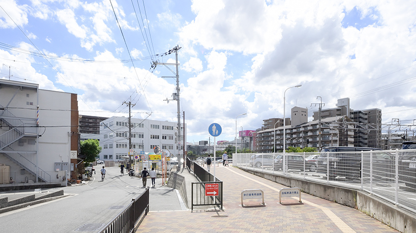 歩行者専用通路をまっすぐ進む