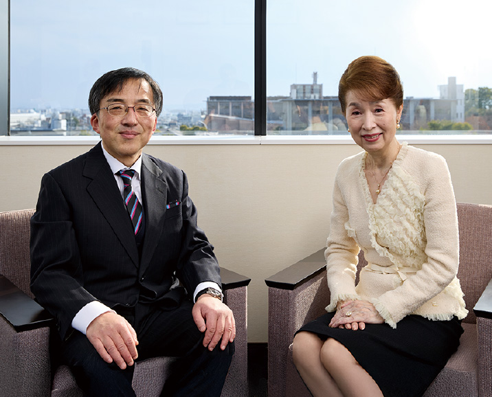 平井信子夫人と樋爪誠図書館長