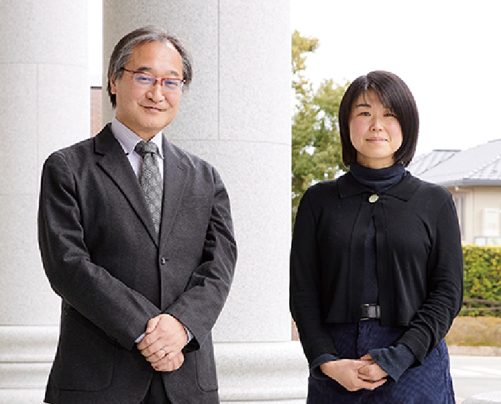 赤間亮デザイン・アート学部長と松葉涼子デザイン・アート学部教授