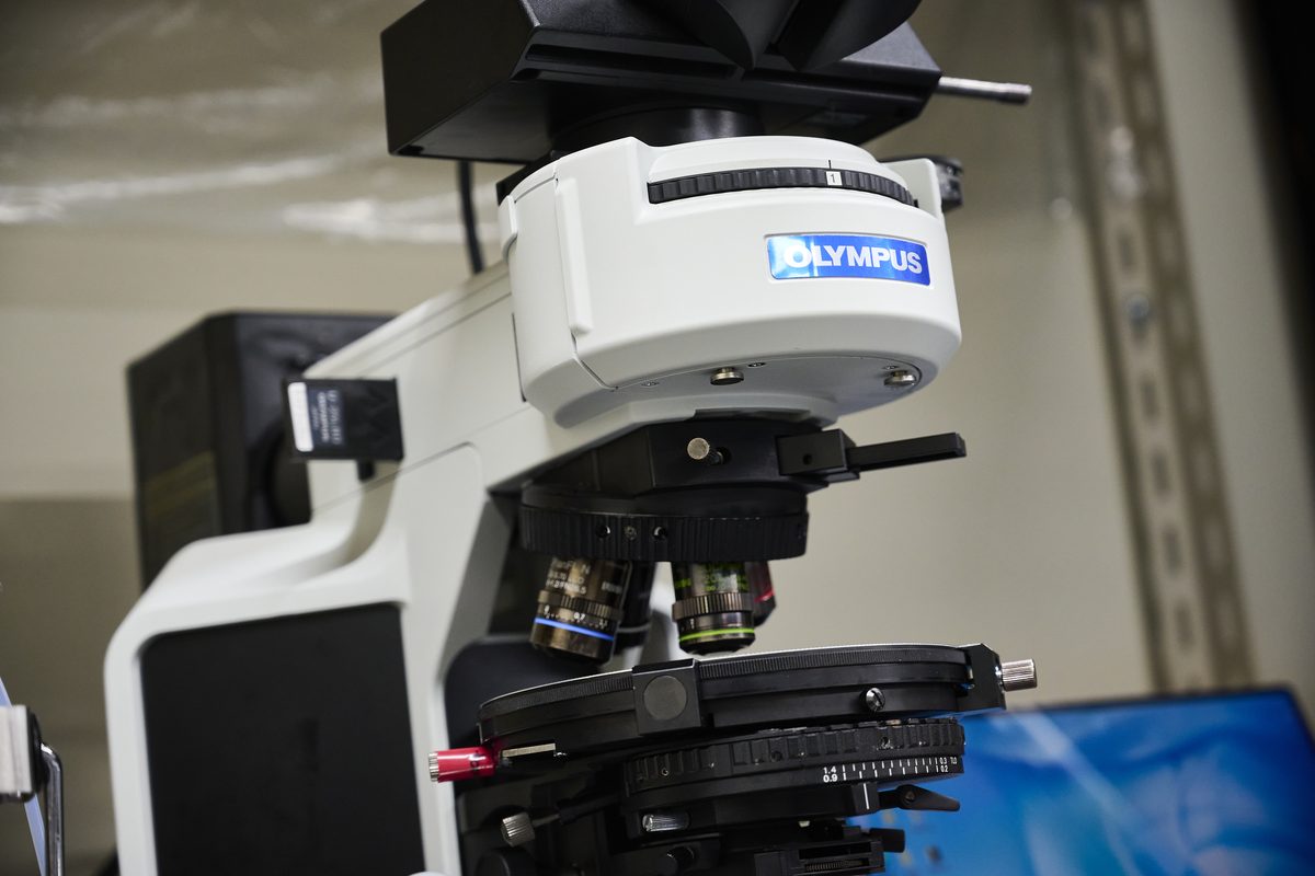 A polarizing microscope for observing liquid-crystal alignment