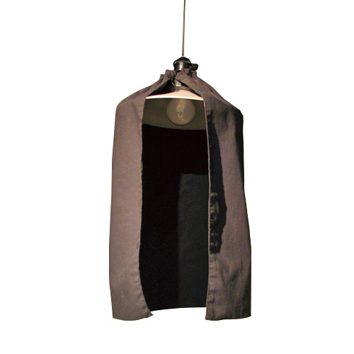 灯火管制（＝電灯の黒いカバー）