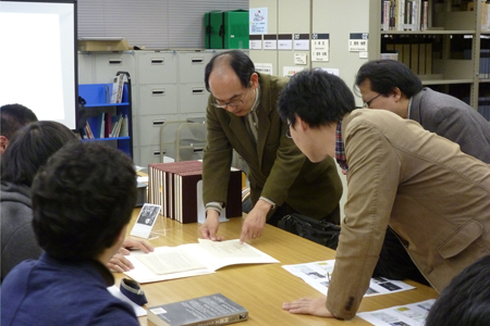 鹿地亘資料を閲覧する参加者