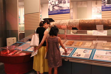 地階展示室を見学する参加者