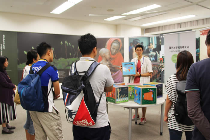 学生スタッフによる解説（2階展示）