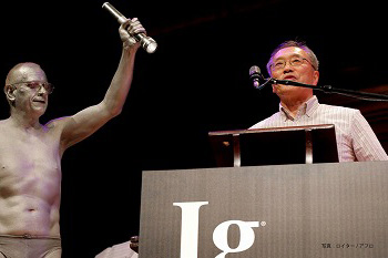 画像:文学部 東山篤規教授が「イグノーベル賞 知覚賞」を受賞(写真:ロイター/アフロ)