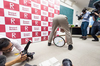 画像:受賞の記者会見でも「股のぞき」姿を披露してくださいました。