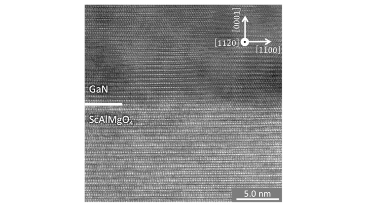 図2：SAM 基板上直接成長 GaN 界面の断面透過電子顕微鏡観察像