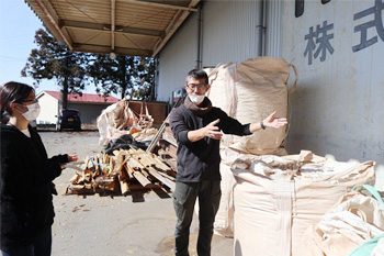 木質バイオマスチップの説明をする前田さん