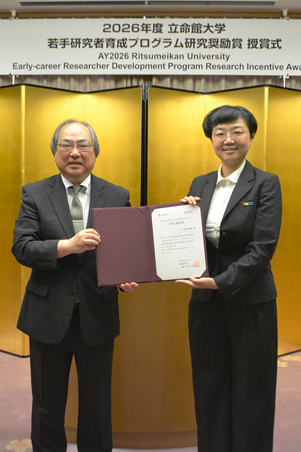 仲谷学長と欧陽珊珊さん