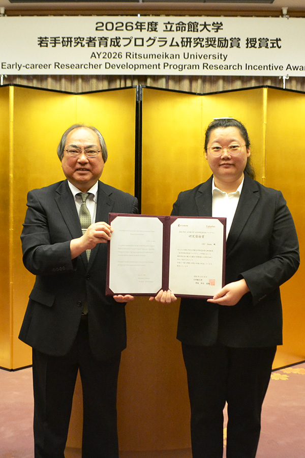 仲谷学長とLIU Jiaxinさん