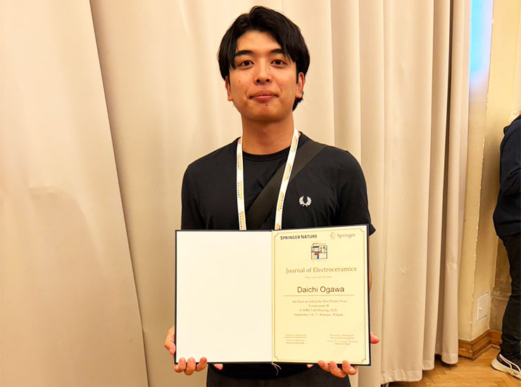 賞状を持つ小川さん