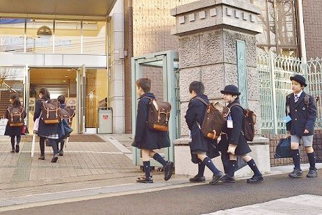 学校のエントランス