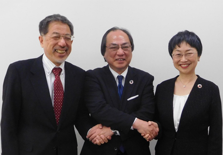 Director Kosugi (left), Chancellor Nakatani (center), and Vice Chancellor Matsubara (right)