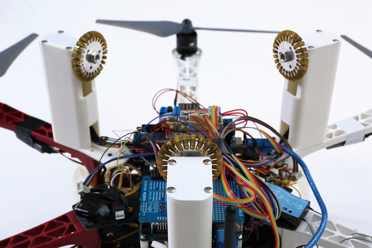 車輪を天井に押し付けて移動することで高精度な位置決めが可能な飛行ロボット