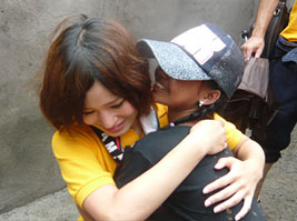 建築活動最終日、現地の子どもとの別れを惜しむ古川さん