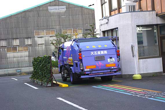 見学中にも大型トラックが。