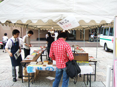 さんしゃの本屋さんに訪れる学生たち