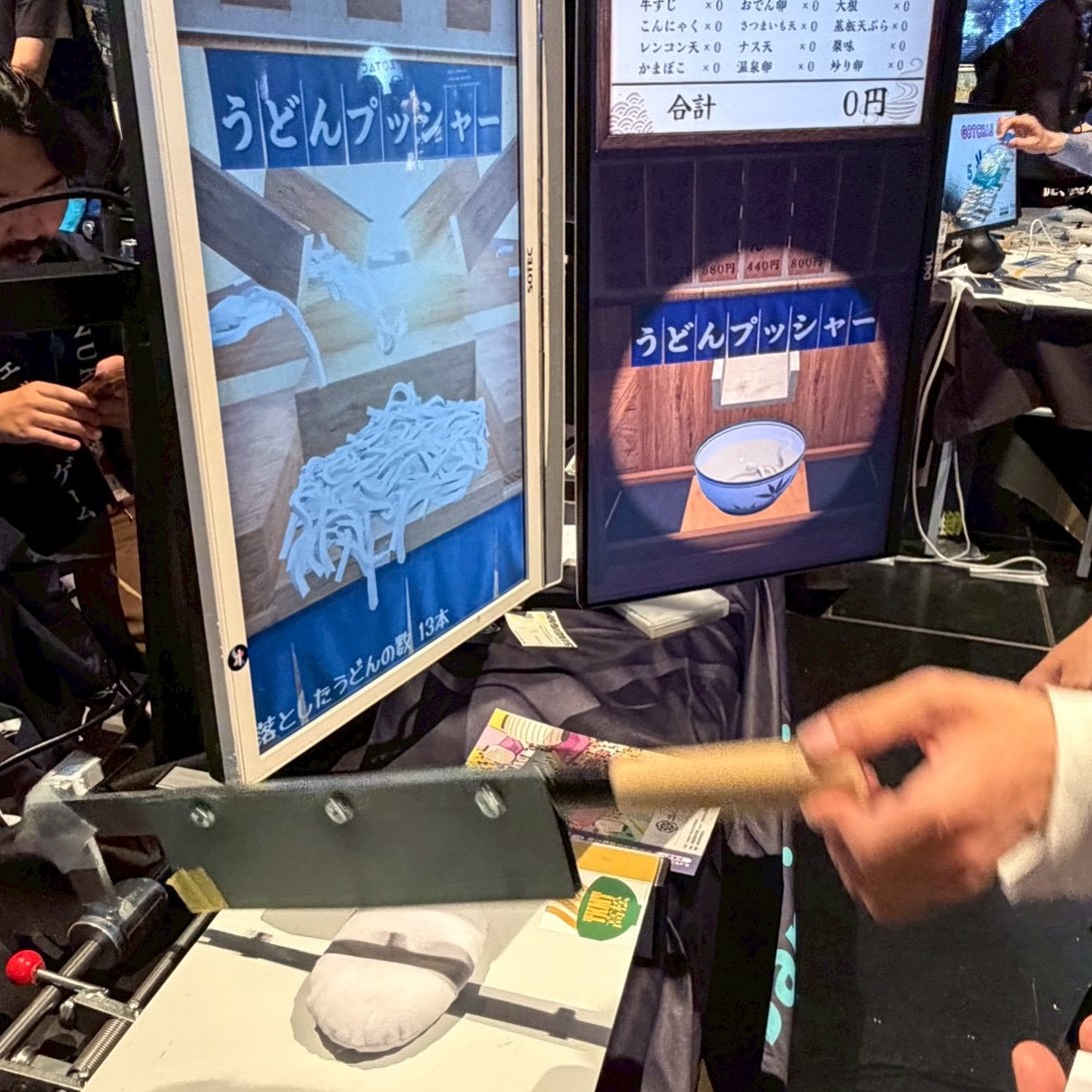 麺切り包丁を模した特製デバイス