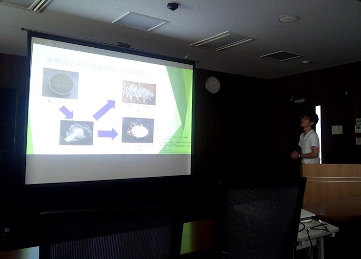 九州大学で研究員と卒研生のゼミ発表